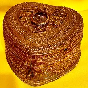 BEAUTIFUL ANTIQUE SOLID BRASS LOCKABLE TRINKET BOX